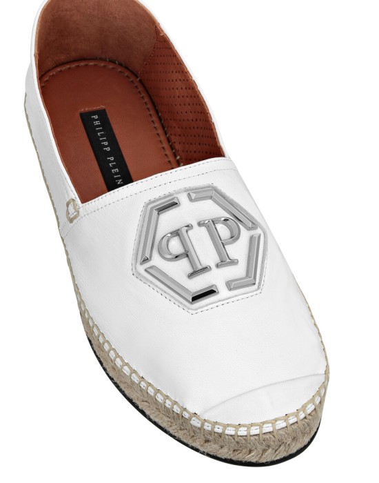 Товар белого цвета с внутренней стороны