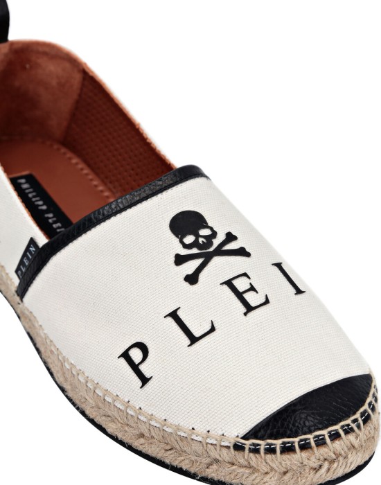 Товар бежевого цвета с внутренней стороны