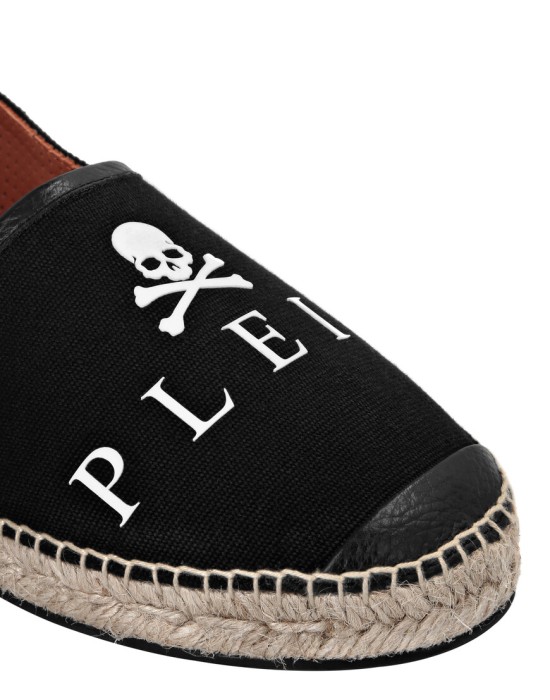 Товар черного цвета с внутренней стороны