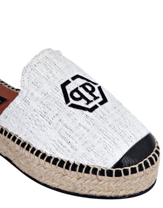 Товар белого цвета с внутренней стороны