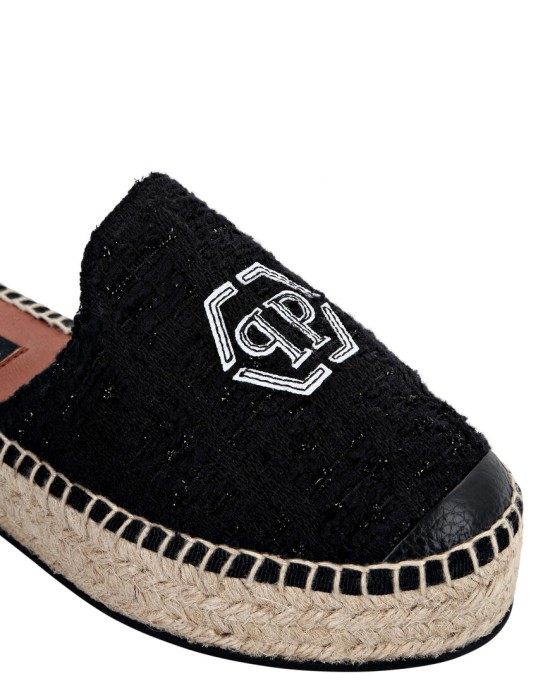 Товар черного цвета с внутренней стороны