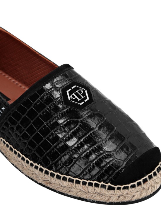 Товар черного цвета с внутренней стороны