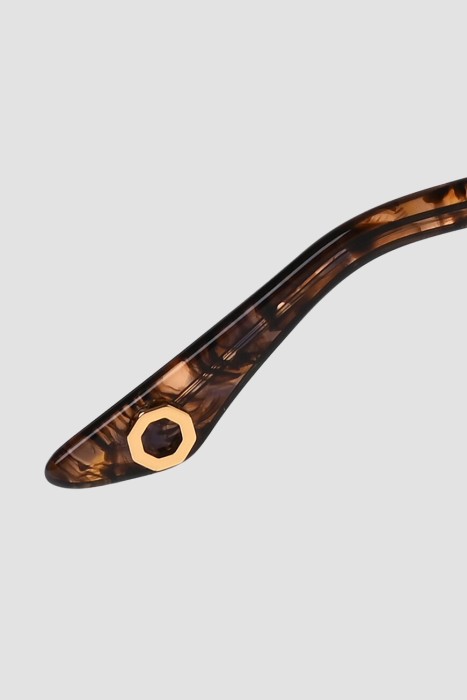 Товар коричневого цвета с внутренней стороны