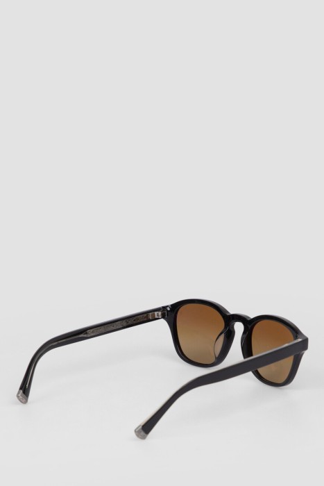 Товар черного цвета с внутренней стороны