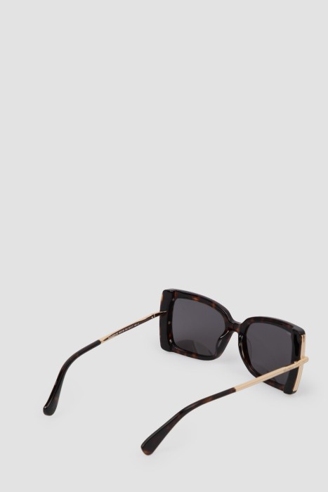 Товар коричневого цвета с внутренней стороны