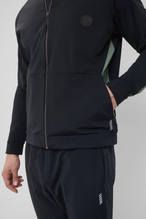 Товар черного цвета с внутренней стороны