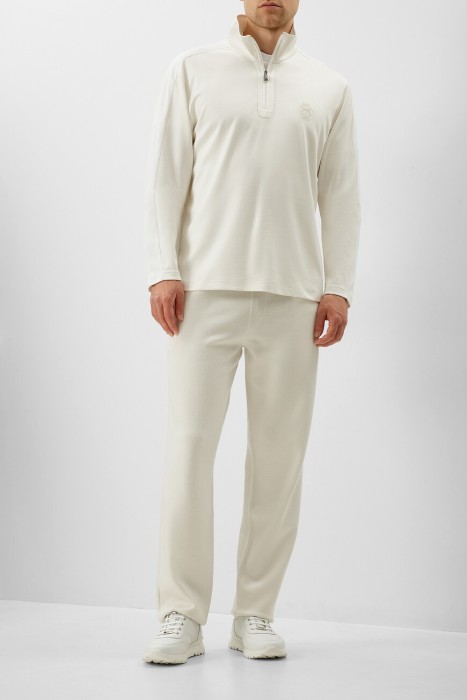 Товар бежевого цвета с внутренней стороны