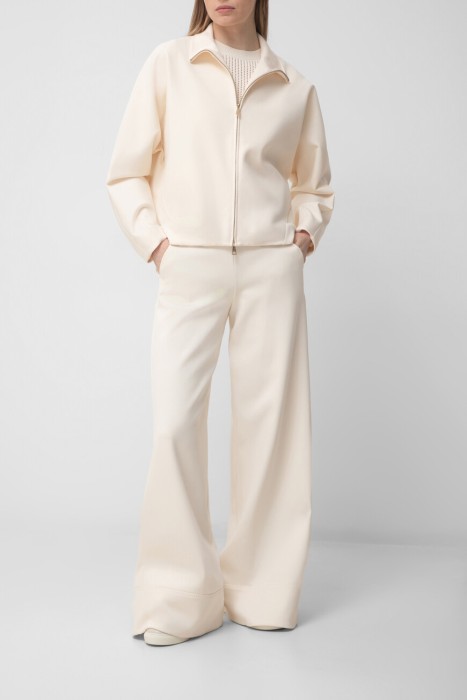 Товар белого цвета с внутренней стороны