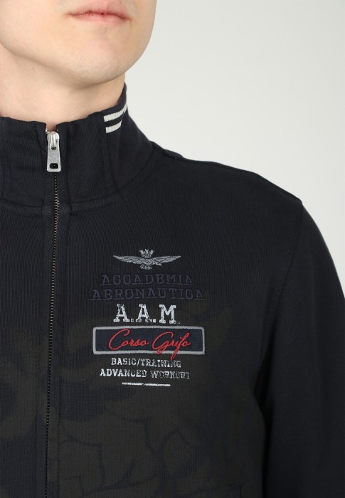 Товар черного цвета с внутренней стороны