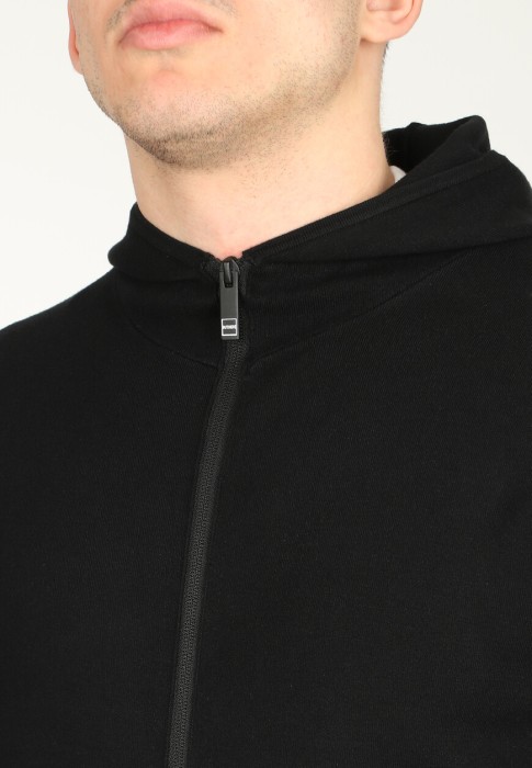 Товар черного цвета с внутренней стороны