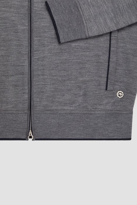 Товар черного цвета с внутренней стороны