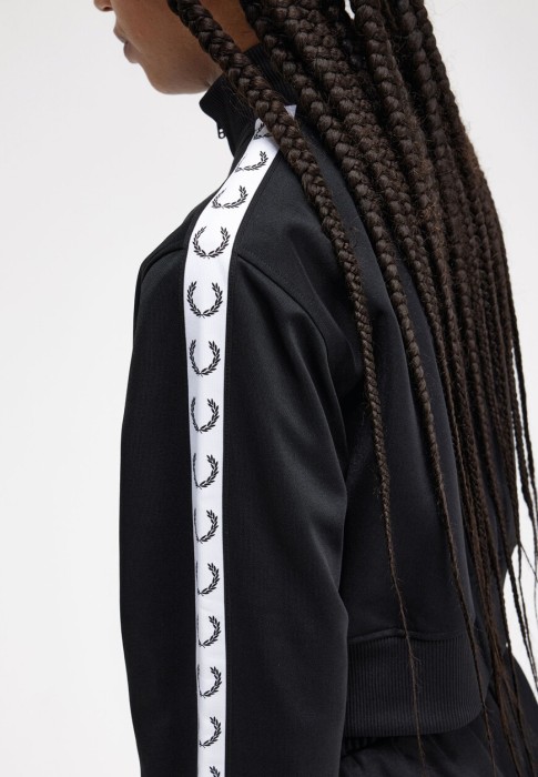 Товар черного цвета с внутренней стороны