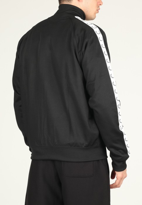 Товар черного цвета с внутренней стороны