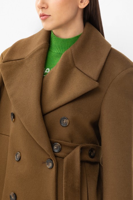 Товар хаки цвета с внутренней стороны