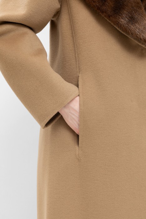 Товар коричневого цвета с внутренней стороны