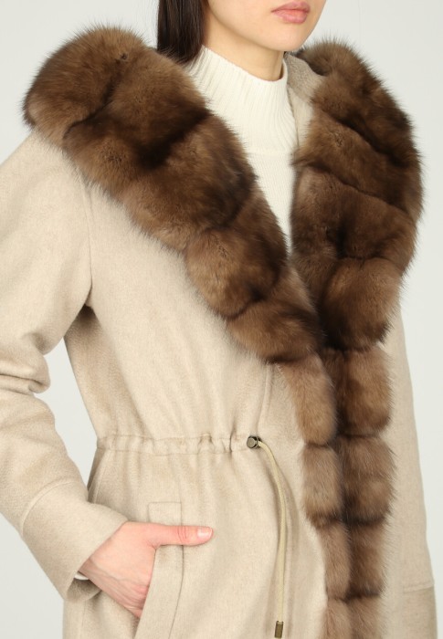 Товар бежевого цвета с внутренней стороны