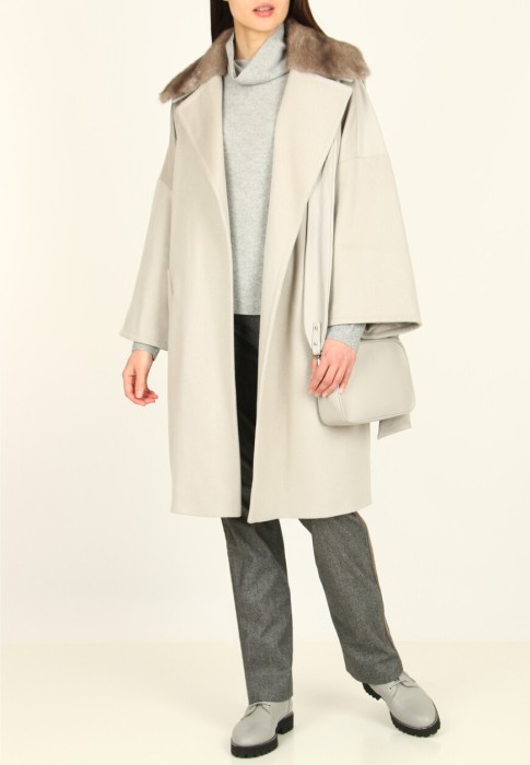 пальто  по цене 175900 руб вид справа