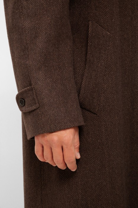 Товар коричневого цвета с внутренней стороны