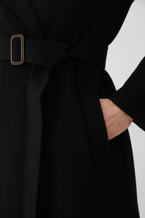 Товар черного цвета с внутренней стороны