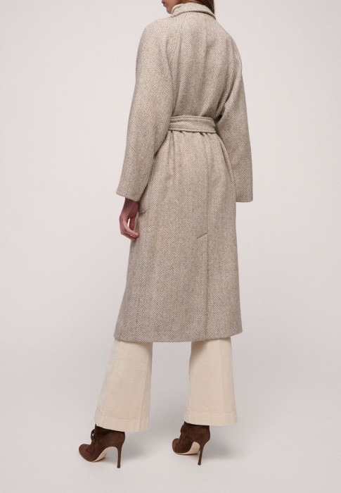 Товар бежевого цвета с внутренней стороны