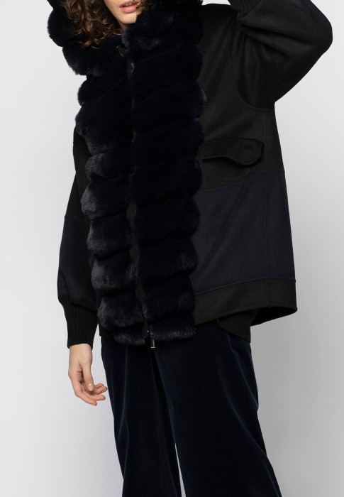 Товар черного цвета с внутренней стороны