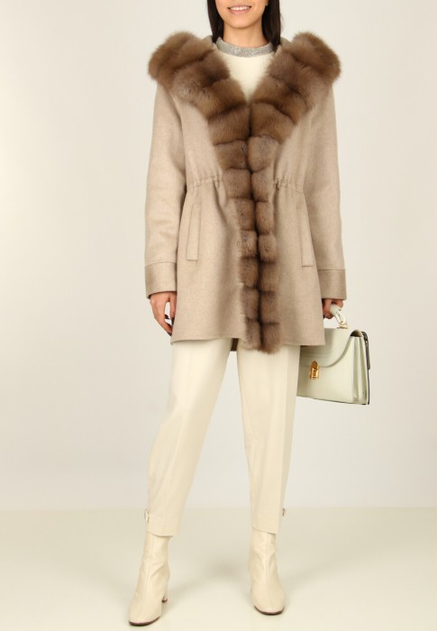 пальто  по цене 827900 руб вид справа