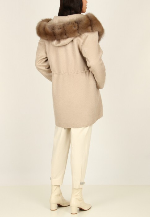 Товар бежевого цвета с внутренней стороны