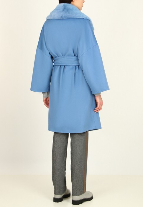 Товар синего цвета с внутренней стороны