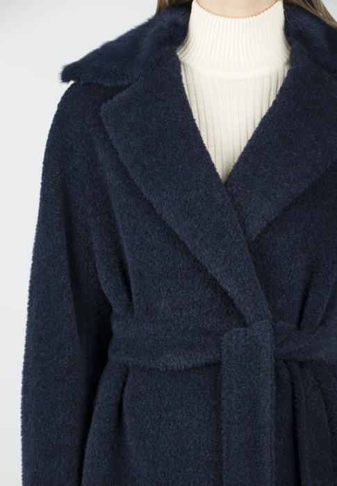 Товар синего цвета с внутренней стороны