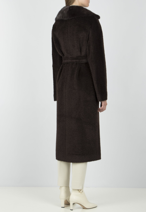 Товар коричневого цвета с внутренней стороны