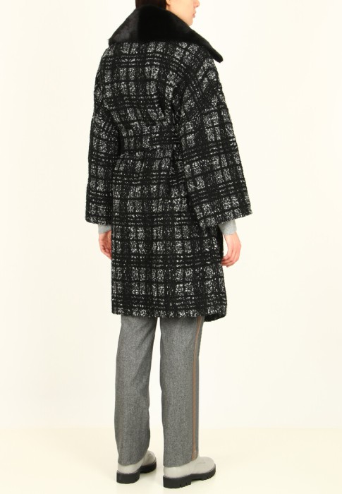 Товар черного цвета с внутренней стороны