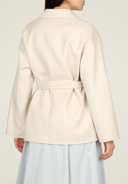 Товар бежевого цвета с внутренней стороны