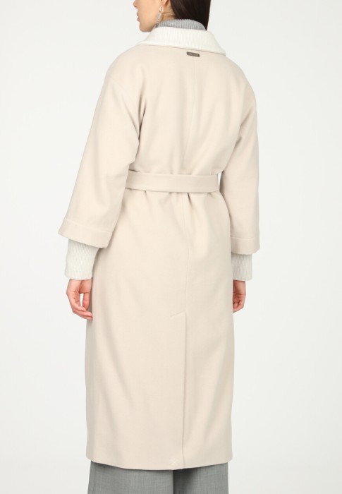 Товар бежевого цвета с внутренней стороны