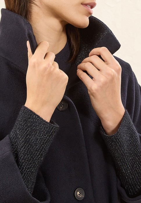 Товар синего цвета с внутренней стороны