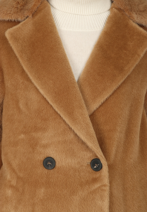 Товар бежевого цвета с внутренней стороны