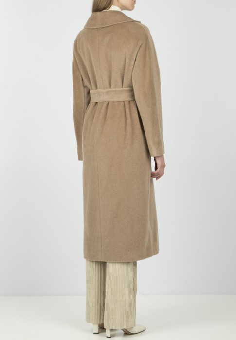 Товар бежевого цвета с внутренней стороны