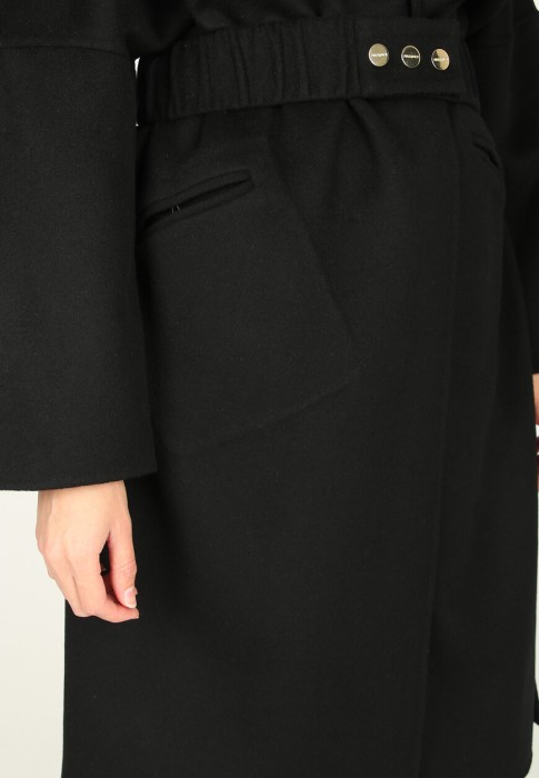 Товар черного цвета с внутренней стороны