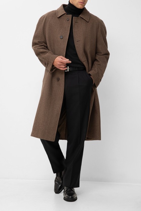 Товар коричневого цвета с внутренней стороны