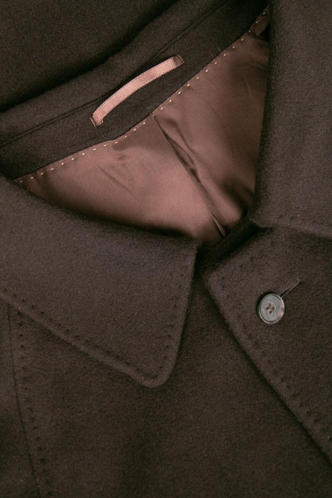 Товар коричневого цвета с внутренней стороны