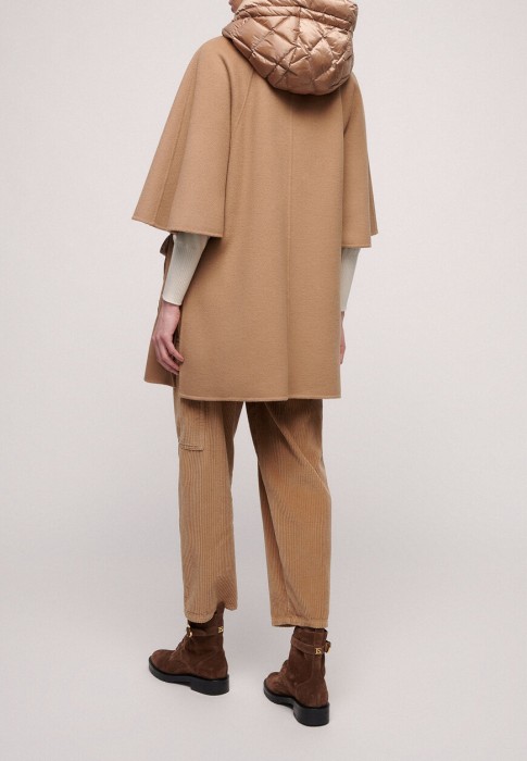 Товар бежевого цвета с внутренней стороны