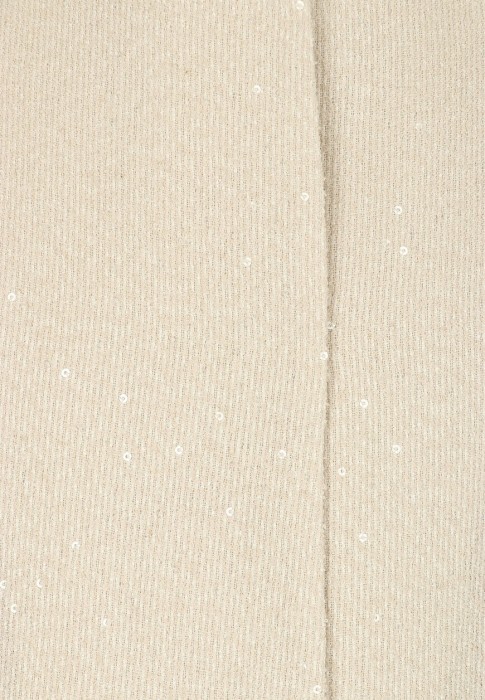 Товар бежевого цвета с внутренней стороны