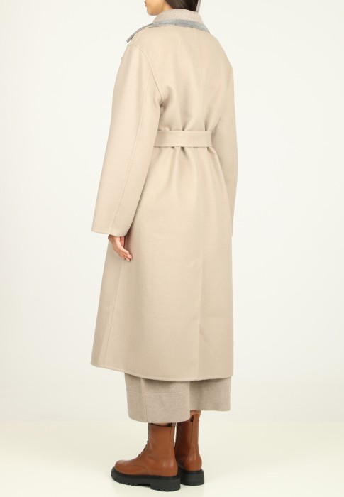 Товар коричневого цвета с внутренней стороны