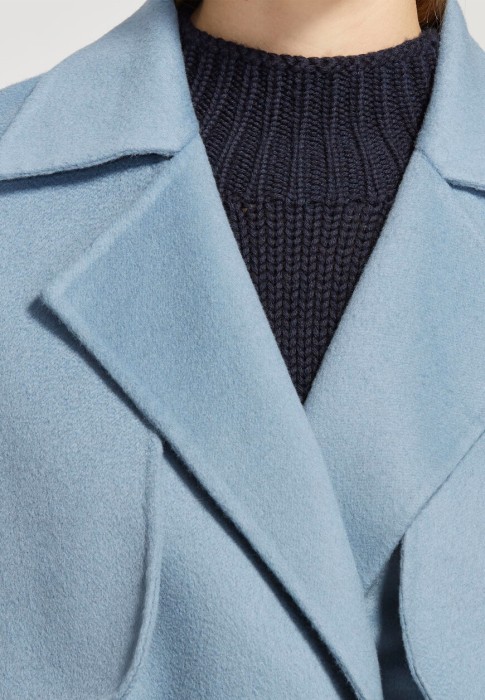 Товар голубого цвета с внутренней стороны