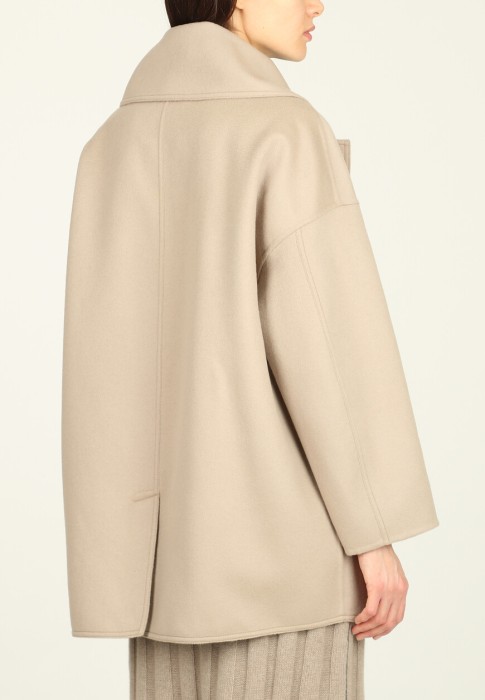 Товар бежевого цвета с внутренней стороны