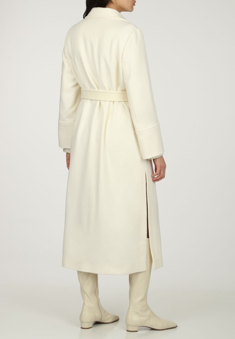 Товар белого цвета с внутренней стороны