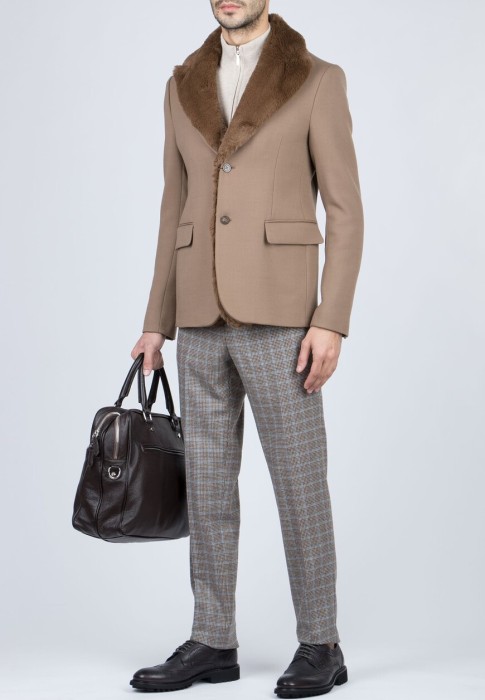 Товар бежевого цвета с внутренней стороны