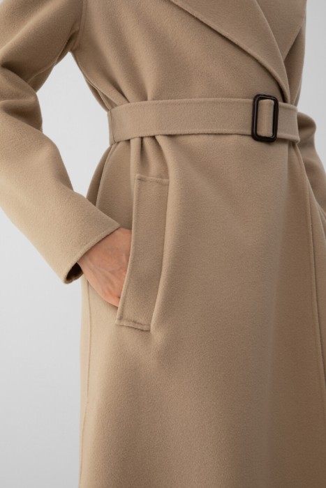 Товар бежевого цвета с внутренней стороны