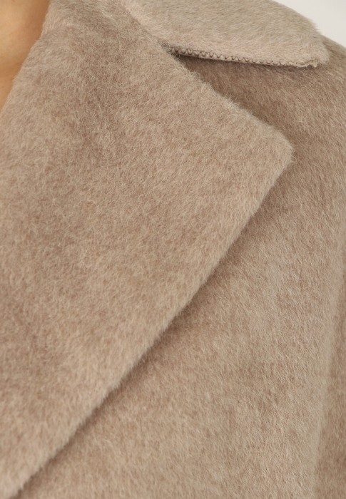 Товар бежевого цвета с внутренней стороны