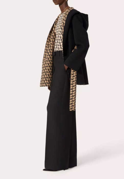 пальто  по цене 437430 руб вид справа