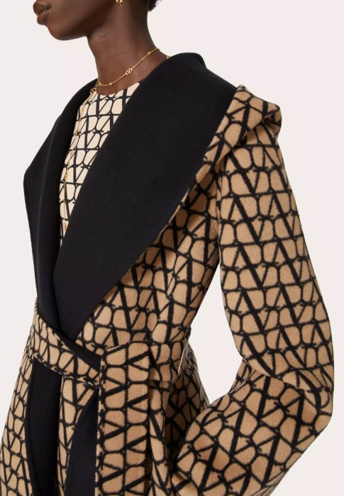 Товар черного цвета с внутренней стороны